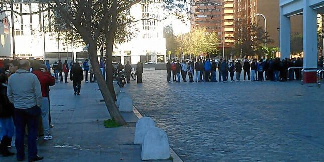 Grandes colas para hacerse con una entrada de la semifinal copera