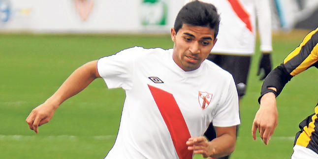 Stevanovic le cierra el paso a Bryan Rabello desde la grada