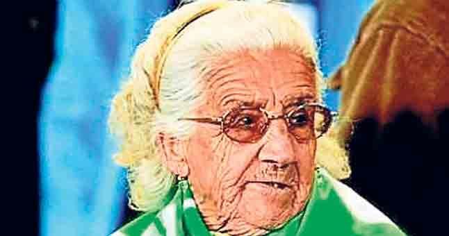 El club visita a la Abuela del Betis en su residencia