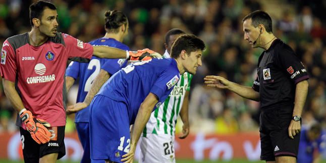 Teixeira obligó a quitar una pancarta contra los árbitros