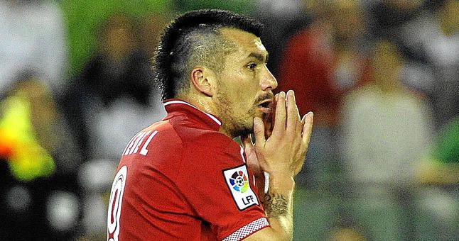 El Nápoles sigue la pista a Medel