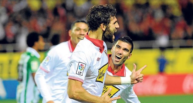 La prensa inglesa mete al Liverpool en la pelea