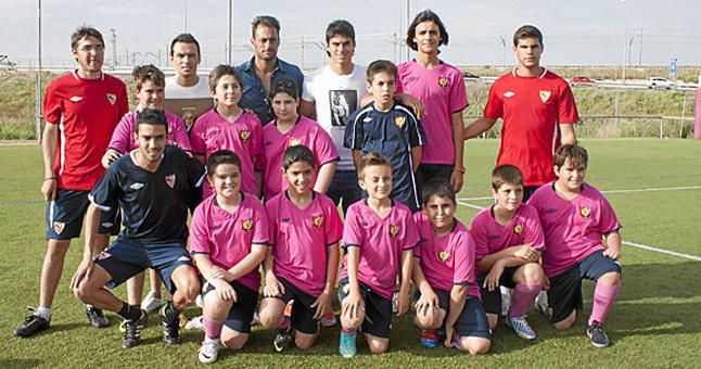 Seis jugadores del Sevilla visitaron la Escuela de Football Antonio Puerta