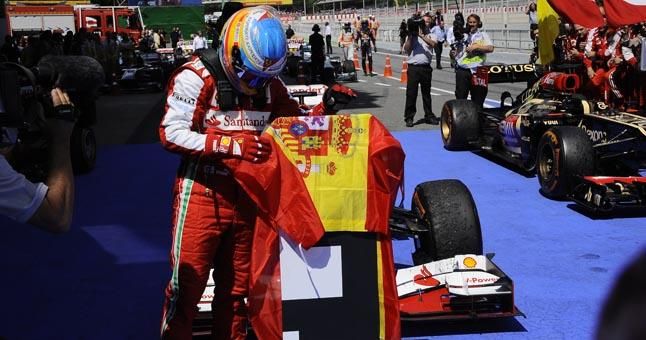 Alonso estuvo a punto de ser sancionado por ondear la bandera de España