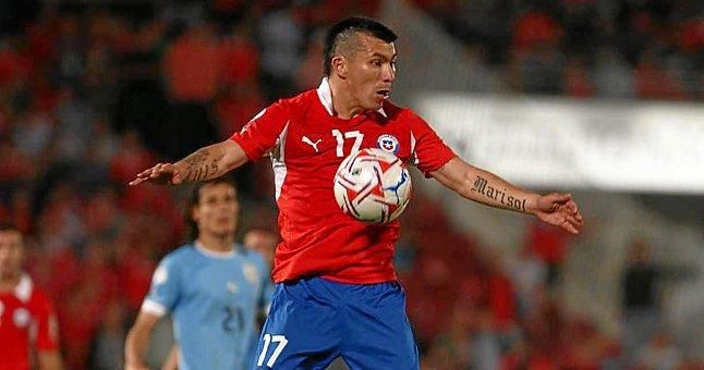Chile gana a Paraguay (1-2) con Medel... de lateral