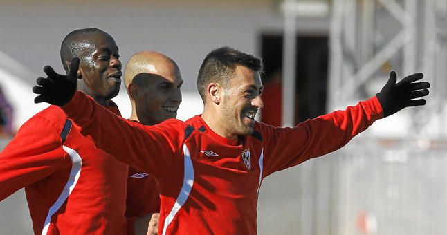 Luna se marcha; Fernando Navarro sigue