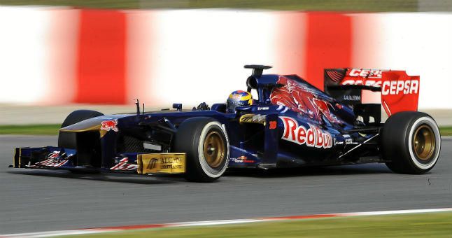 Red Bull abre la lucha por el título a Mercedes y Lotus