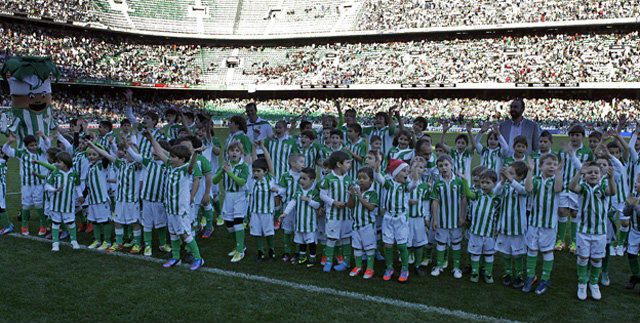 La Escuela de Fútbol del Real Betis no cierra en verano