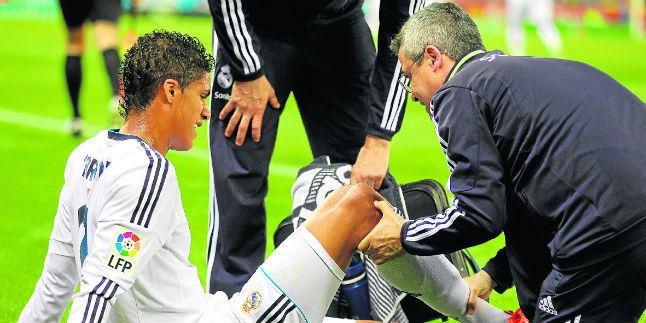 Varane vuelve a pisar el césped tras su lesión