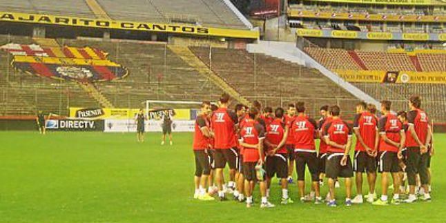 Perotti se entrena con el resto del grupo en Ecuador