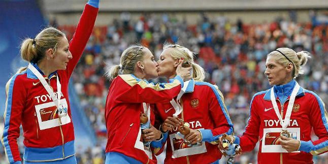 Dos atletas rusas se besan en el podio en señal de protesta