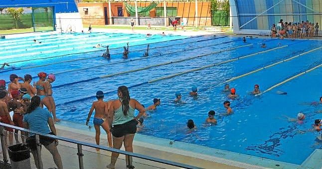 Las piscinas municipales y los campus deportivos de verano reunieron a 25.000 personas