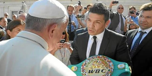 El papa Francisco recibe al boxeador 'Maravilla' Martínez