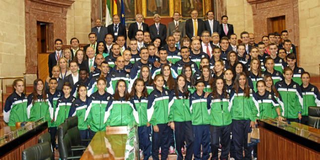 El Parlamento andaluz recibe a las selecciones de fútbol, fútbol playa y fútbol sala