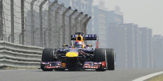 Los Red Bull dominan los segundos libres en la India con Alonso quinto