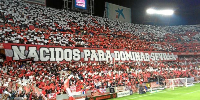 El Gol Norte saca un tifo para comenzar la fiesta del derbi