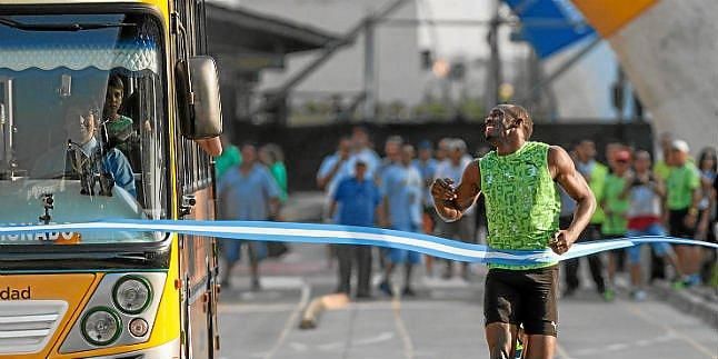 Bolt derrota a un metrobús en Buenos Aires