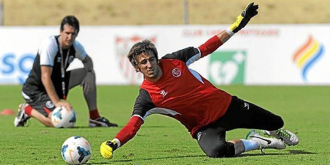 Julián, principal candidato para reemplazar a Ustari en el Almería