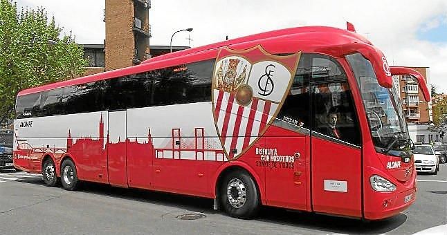 En libertad con cargos los dos detenidos por apedrear el bus del Sevilla