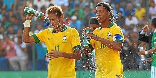 Ronaldinho: "A Neymar aún le queda mucha alegría por regalar"