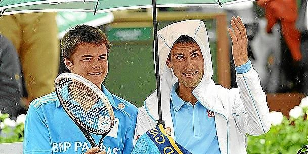 Djokovic bromea con un recogepelotas (vídeo)