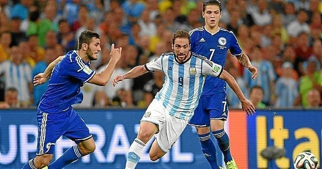 Higuaín dice que "sería un placer enorme" jugar en el mismo equipo que Messi