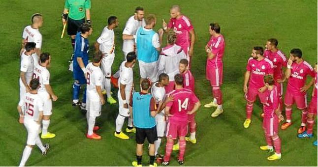 Keita niega saludo y lanza una botella de agua a Pepe durante presentación (Vídeo)