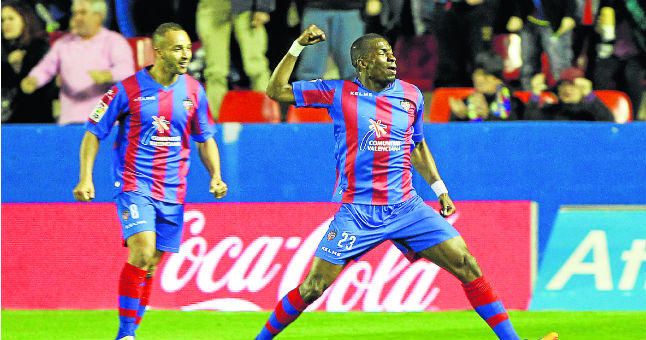 Pape Diop, alternativa subrayada en la agenda del Sevilla