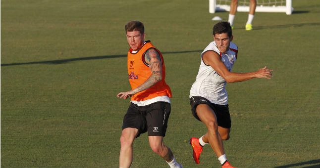 Se abren varias vías para paliar la salida de Alberto Moreno