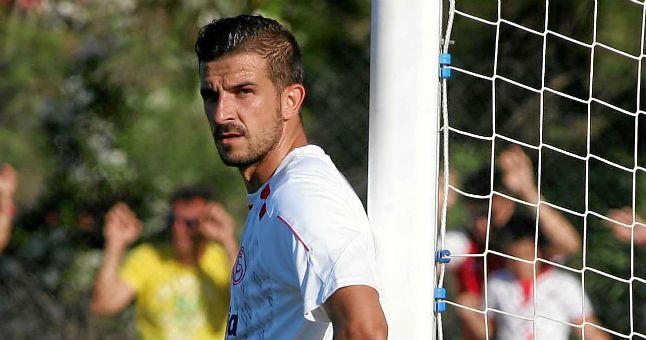 El Sevilla rescinde unilateralmente a Varas, que firma por el Valladolid