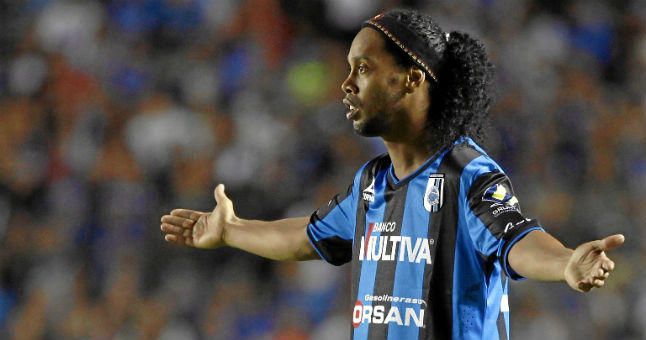 Ronaldinho anota su primer gol con el Querétaro