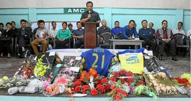 Fallece un jugador indio tras partirse el cuello celebrando un gol (Vídeo)