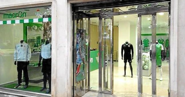 El Betis estrena su nueva tienda en la Plaza Nueva