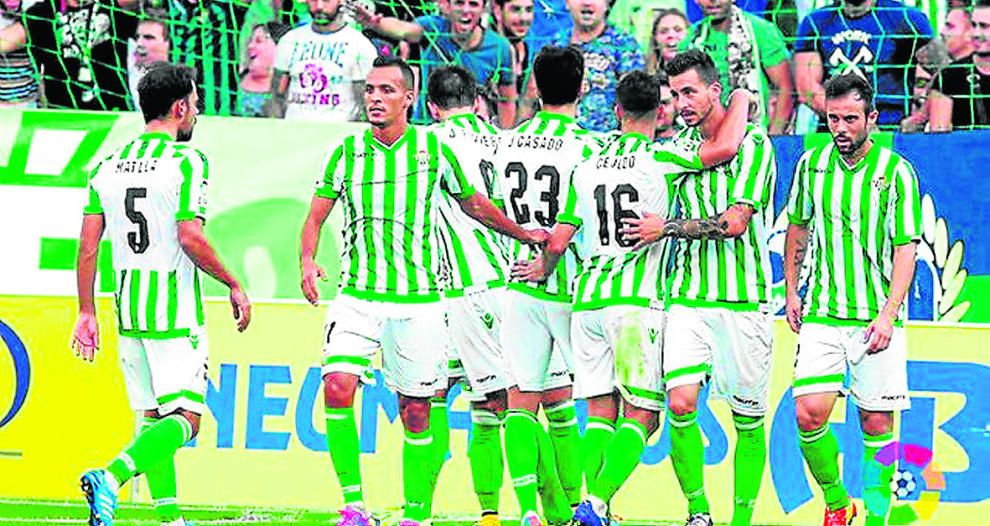 Merino convoca a 18 futbolistas para Almería