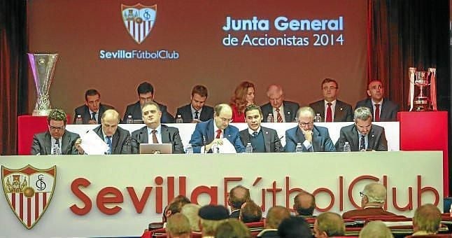 Una tensa y dividida Junta aprueba las cuentas del Sevilla