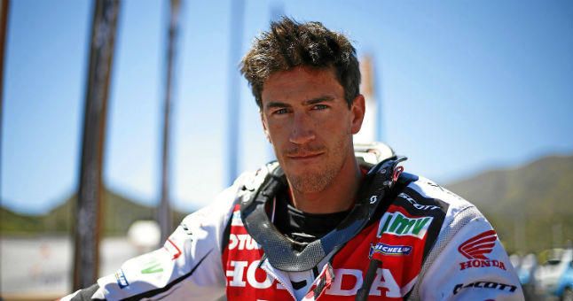 Joan Barreda: "He tenido que completar 130 kilómetros conduciendo con una mano"