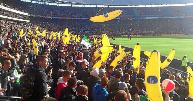 El Feyenoord asegura que los plátanos hinchables son habituales en De Kuip