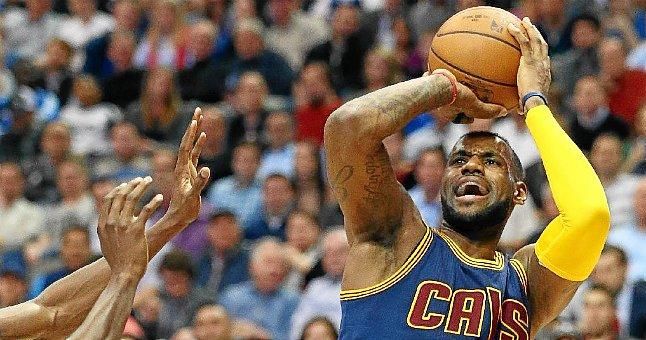 James consolida liderato de Cavaliers; Spurs ya juegan a lo campeón