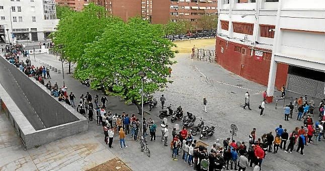 Largas colas en las taquillas del Sánchez Pizjuán