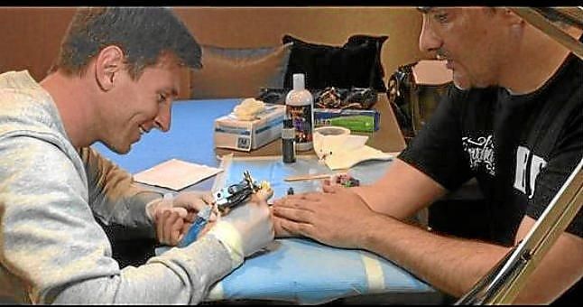 Messi se introduce en el mundo de los tatuajes
