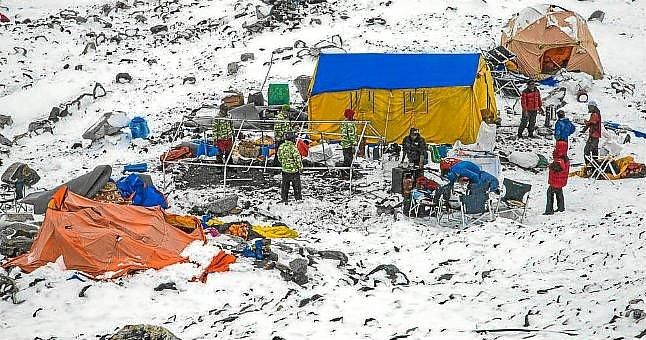 Continúa operación de rescate de montañeros atrapados en el Everest