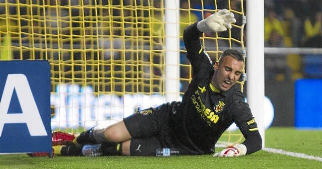Asenjo estará seis meses de baja al romperse el cruzado