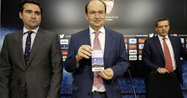 A la final de Varsovia, de color rojo y con el escudo actual