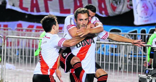 Pezzella se retrasa por la letra pequeña