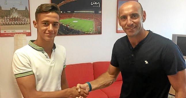 Los juveniles Carlos Fraile y Javi Pérez firman su primer contrato profesional con el Sevilla