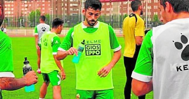 Caro, con ficha del filial en el Elche
