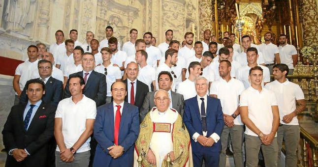 Emotiva visita a la Virgen de los Reyes con el recuerdo de Antonio Puerta