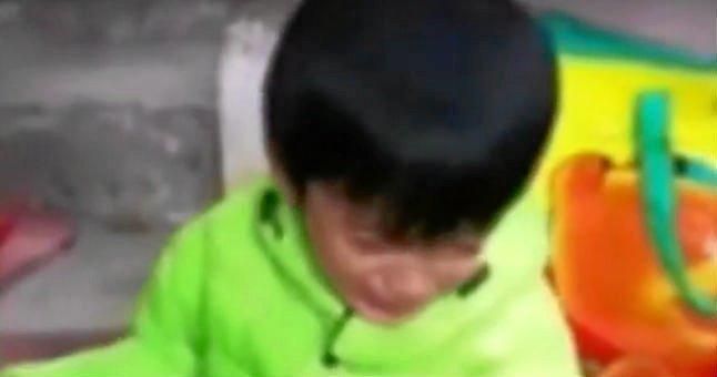 (Vídeo) Un niño de 3 años salva a una cabra en Nepal