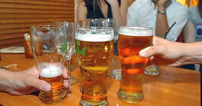 Beber dos cervezas al día reduce el riesgo de Alzheimer