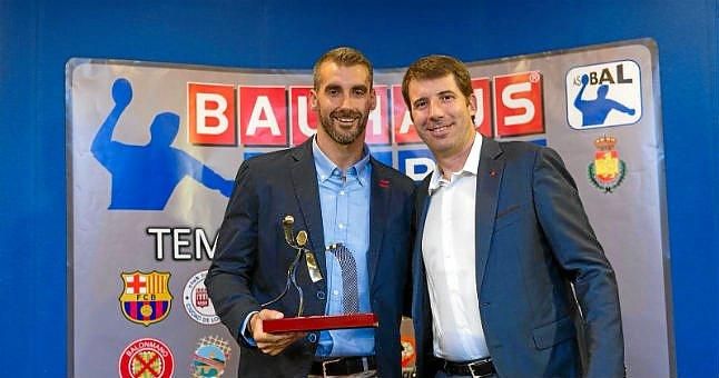 'Chispi' galardonado con el premio al máximo goleador de la temporada pasada del 'Ángel Ximénez Puente Genil'
